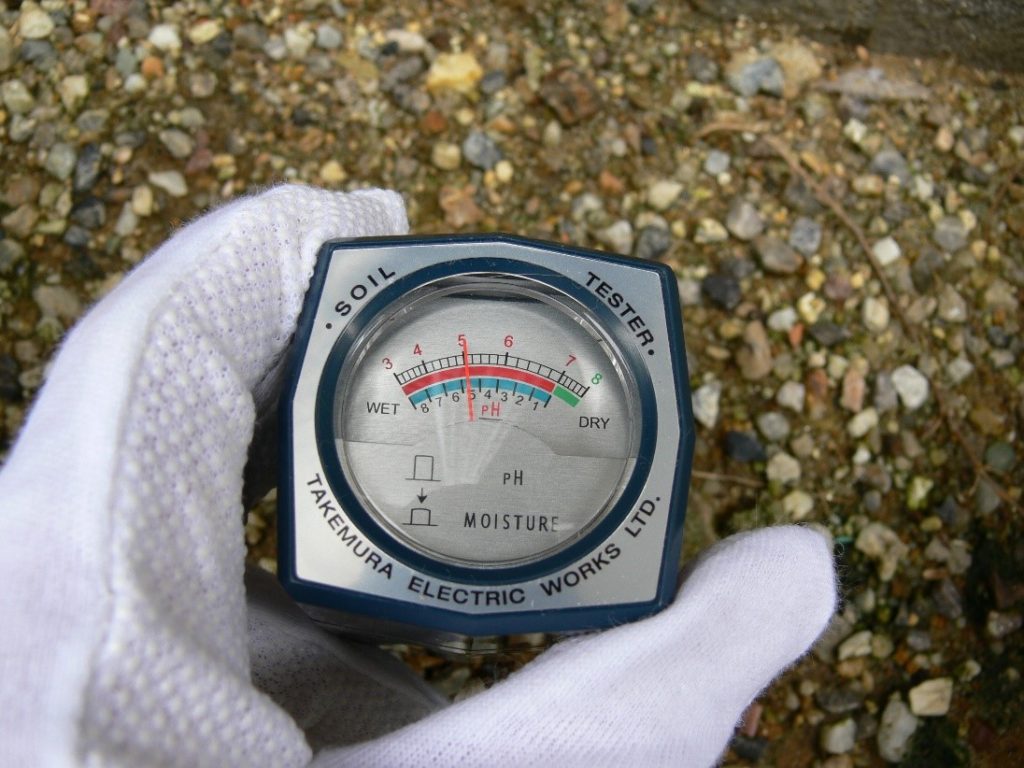 土壌の湿度測定（塗装工房）