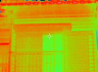 赤外線で温度差を測定している写真（塗装工房）