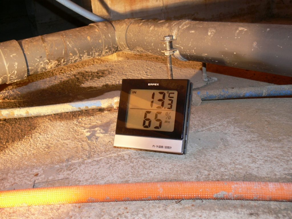 床下の温度と湿度測定（塗装工房）