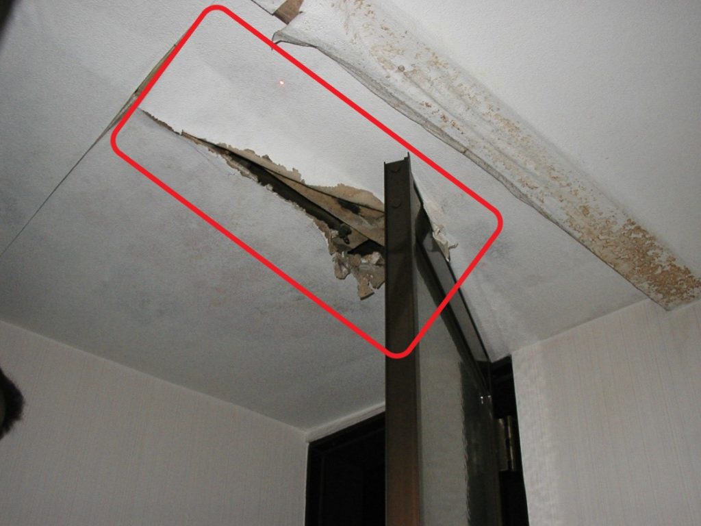 天井の破損（塗装工房）