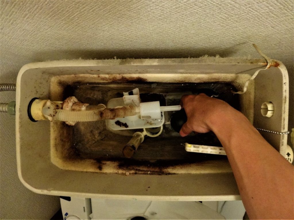 トイレの水漏れ修理の写真（塗装工房）