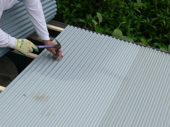 物置屋根の補修工事（塗装工房）