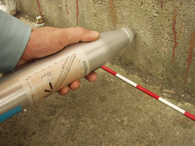 基礎の強度測定の写真(塗装工房)